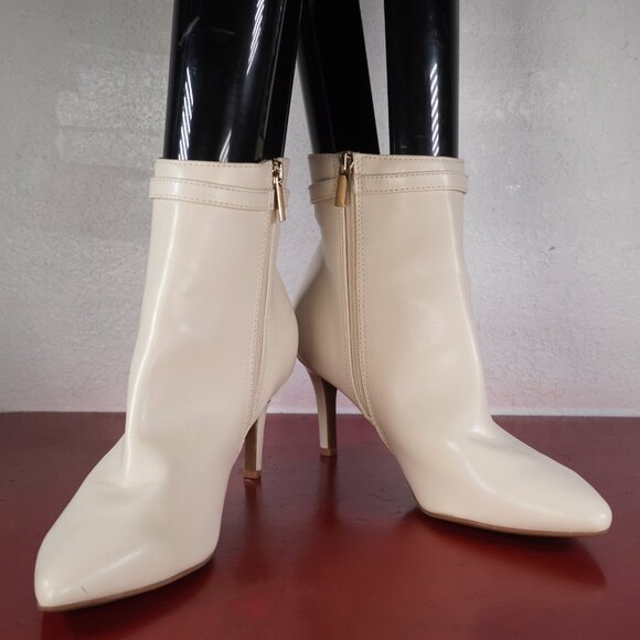 Women's Bandolino Ivory White Leather Low Heel Fashion Ankle Boots Booties 9 - Picture 3 of 7